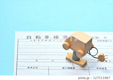 電子車検証とリフトに載せられた電気自動車のイメージ 電子車検証とリフトに載せられた電気自動車のイメージ 127511967