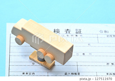 電子車検証とリフトに載せられた大型自動車のイメージ 電子車検証とリフトに載せられた大型自動車のイメージ 127511970