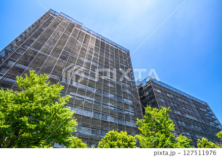 日本の横浜都市景観　マンションの補修や点検等、足場や防護ネットなど。ネットの外に衛星アンテナが… 127511976