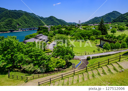 新緑の山に囲まれた宮ケ瀬ダムの風景 新緑の山に囲まれた宮ケ瀬ダムの風景 127512006