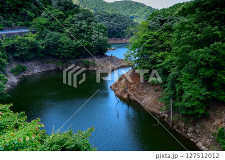 新緑の山に囲まれた宮ケ瀬ダムの風景 127512012