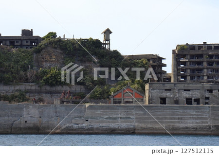 軍艦島(端島) 東側の炭鉱施設跡と端島神社 神殿跡 軍艦島(端島) 東側の炭鉱施設跡と端島神社 神殿跡 127512115