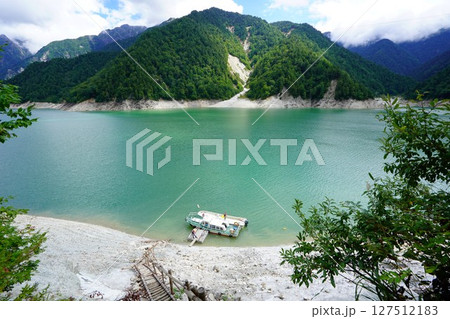 黒部湖の平ノ渡場の渡し船 黒部湖の平ノ渡場の渡し船 127512183
