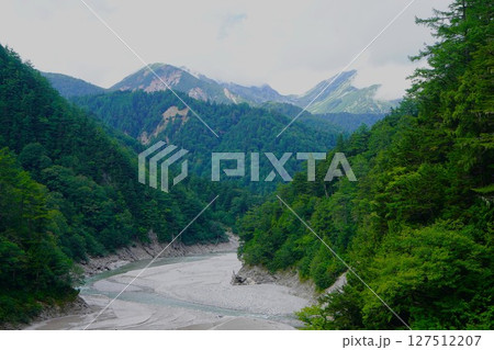 黒部湖畔からの立山雄山と龍王岳 127512207