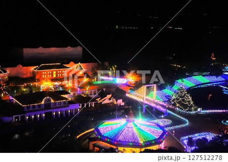 ライトアップされた夜の遊園地イメージ 127512278