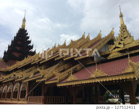 The main entrance to a Burmese temple 127512411