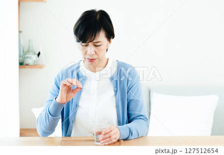 薬を飲むミドル女性 薬を飲むミドル女性 127512654