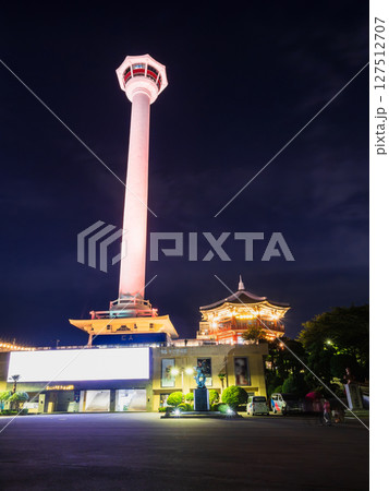 韓国　ライトアップされた釜山タワー 127512707