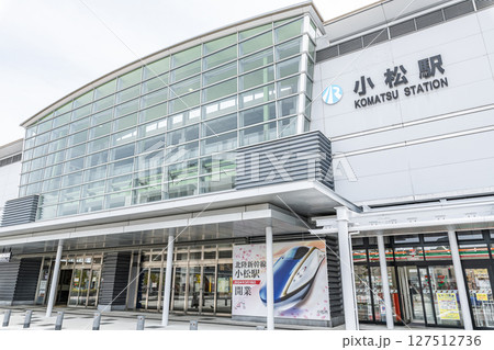 石川県小松市　快晴のJR小松駅 127512736