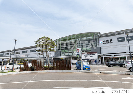 石川県小松市　快晴のJR小松駅 127512740