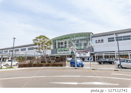 石川県小松市　快晴のJR小松駅 127512741