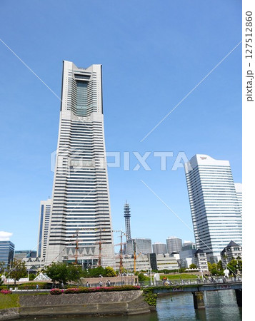 ランドマークタワーを見上げる 127512860
