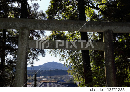 ロマンチック茨城（笠間市稲田神社の参道鳥居より望む山々の向こう側に嘗て一の鳥居が立っていたと言う。） 127512884