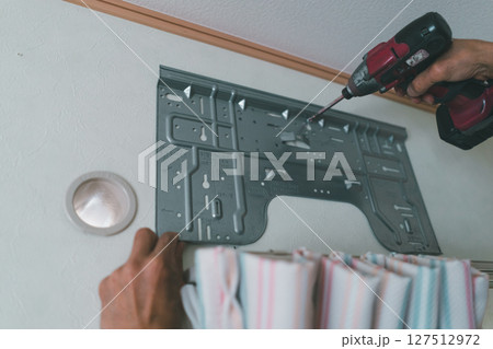 ルームエアコンの室内機の背板を仮止め ルームエアコンの室内機の背板を仮止め 127512972