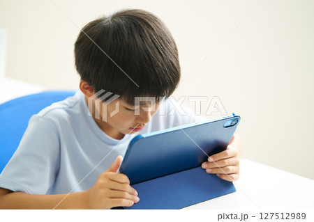 モニターから目が近すぎる男の子 モニターから目が近すぎる男の子 127512989