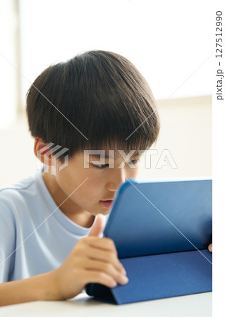 モニターから目が近すぎる男の子 モニターから目が近すぎる男の子 127512990