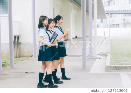 教室移動する女子高生 127513001