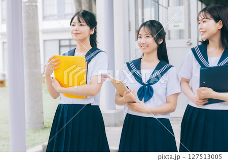 教室移動する女子高生 教室移動する女子高生 127513005