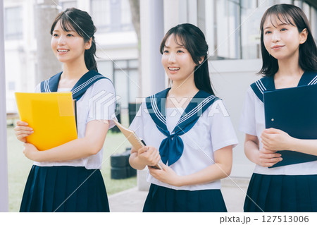 教室移動する女子高生 教室移動する女子高生 127513006