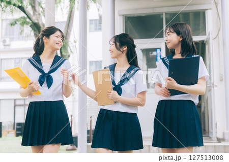 教室移動する女子高生 127513008