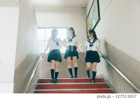 階段を降りる女子高生 127513057