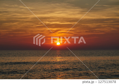 majestic sunset on the sea. warm summer evening 127513078