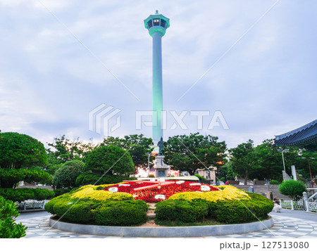 韓国 釜山タワー(ダイヤモンドタワー)と花時計 夕景 韓国 釜山タワー(ダイヤモンドタワー)と花時計 夕景 127513080
