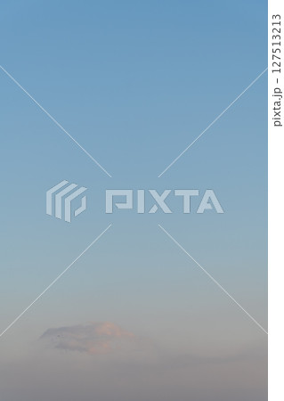 もうすぐ夕暮れ時になる雲のある空 127513213