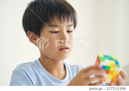 ルービックキューブをする男の子 127513306