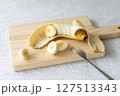木のボードの上の輪切りにしたバナナ 127513343