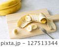 木のボードの上の輪切りにしたバナナ 127513344