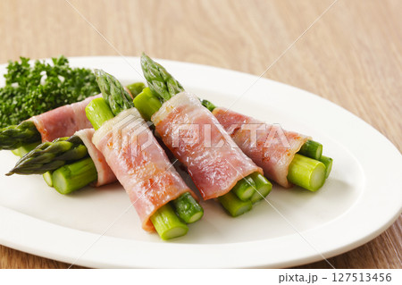 皿に盛られたアスパラベーコン巻き 127513456