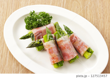 皿に盛られたアスパラベーコン巻き 127513457