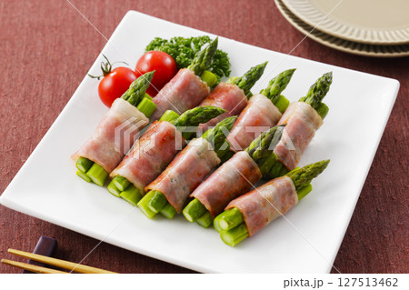 皿に盛られたアスパラベーコン巻き 皿に盛られたアスパラベーコン巻き 127513462