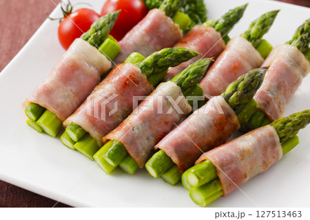 皿に盛られたアスパラベーコン巻き 127513463