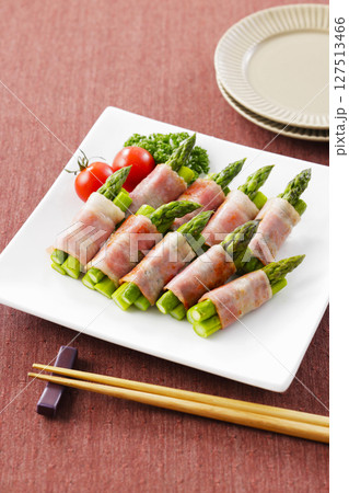 皿に盛られたアスパラベーコン巻き 127513466