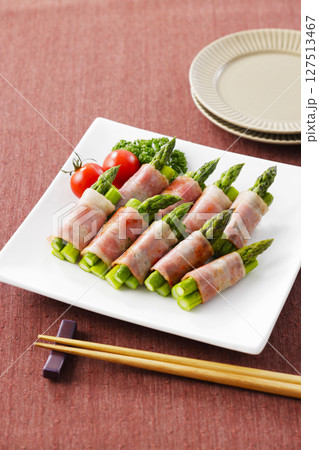 皿に盛られたアスパラベーコン巻き 127513467