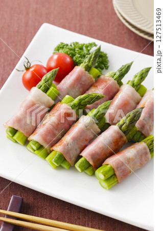 皿に盛られたアスパラベーコン巻き 127513469