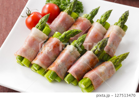 皿に盛られたアスパラベーコン巻き 皿に盛られたアスパラベーコン巻き 127513470