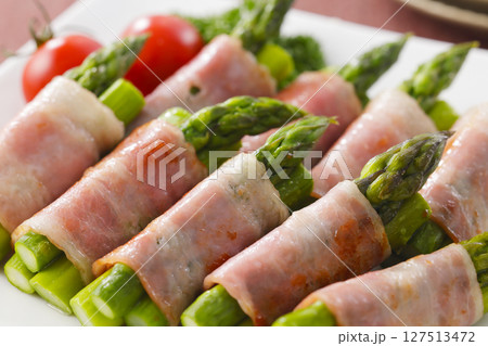 皿に盛られたアスパラベーコン巻き 127513472