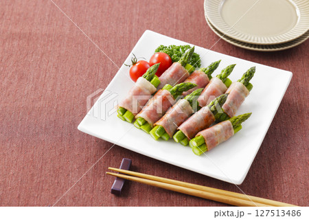 皿に盛られたアスパラベーコン巻き 皿に盛られたアスパラベーコン巻き 127513486