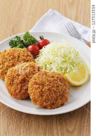 美味しそうなメンチカツ 127513554