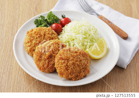美味しそうなメンチカツ 127513555