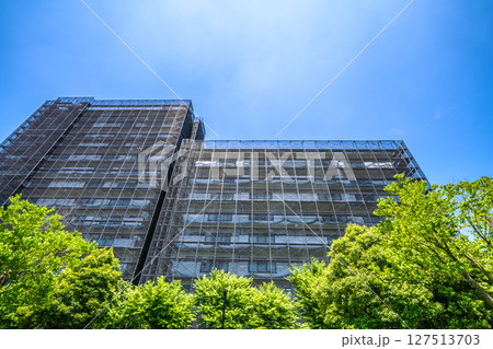 日本の横浜都市景観　マンションの補修や点検等、足場や防護ネットなど。ネットの外に衛星アンテナが… 127513703