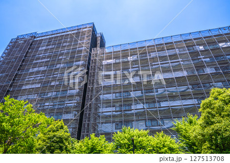 日本の横浜都市景観　マンションの補修や点検等、足場や防護ネットなど。ネットの外に衛星アンテナが… 127513708