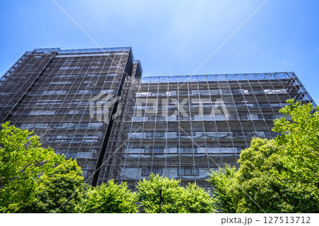 日本の横浜都市景観 マンションの補修や点検等、足場や防護ネットなど。ネットの外に衛星アンテナが… 日本の横浜都市景観 マンションの補修や点検等、足場や防護ネットなど。ネットの外に衛星アンテナが… 127513712