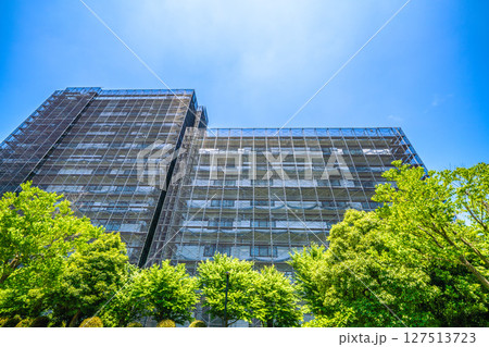 日本の横浜都市景観 マンションの補修や点検等、足場や防護ネットなど。ネットの外に衛星アンテナが… 日本の横浜都市景観 マンションの補修や点検等、足場や防護ネットなど。ネットの外に衛星アンテナが… 127513723