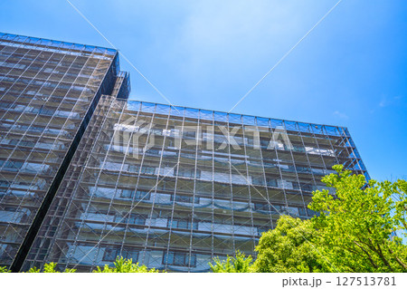 日本の横浜都市景観　マンションの補修や点検等、足場や防護ネットなど。ネットの外に衛星アンテナが… 127513781