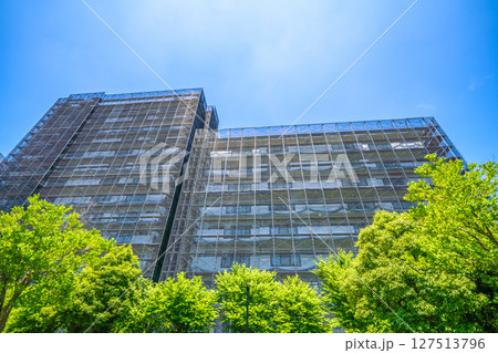 日本の横浜都市景観　マンションの補修や点検等、足場や防護ネットなど。ネットの外に衛星アンテナが… 127513796