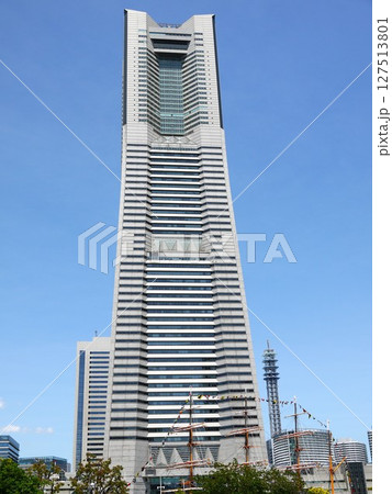 ランドマークタワーを見上げる 127513801